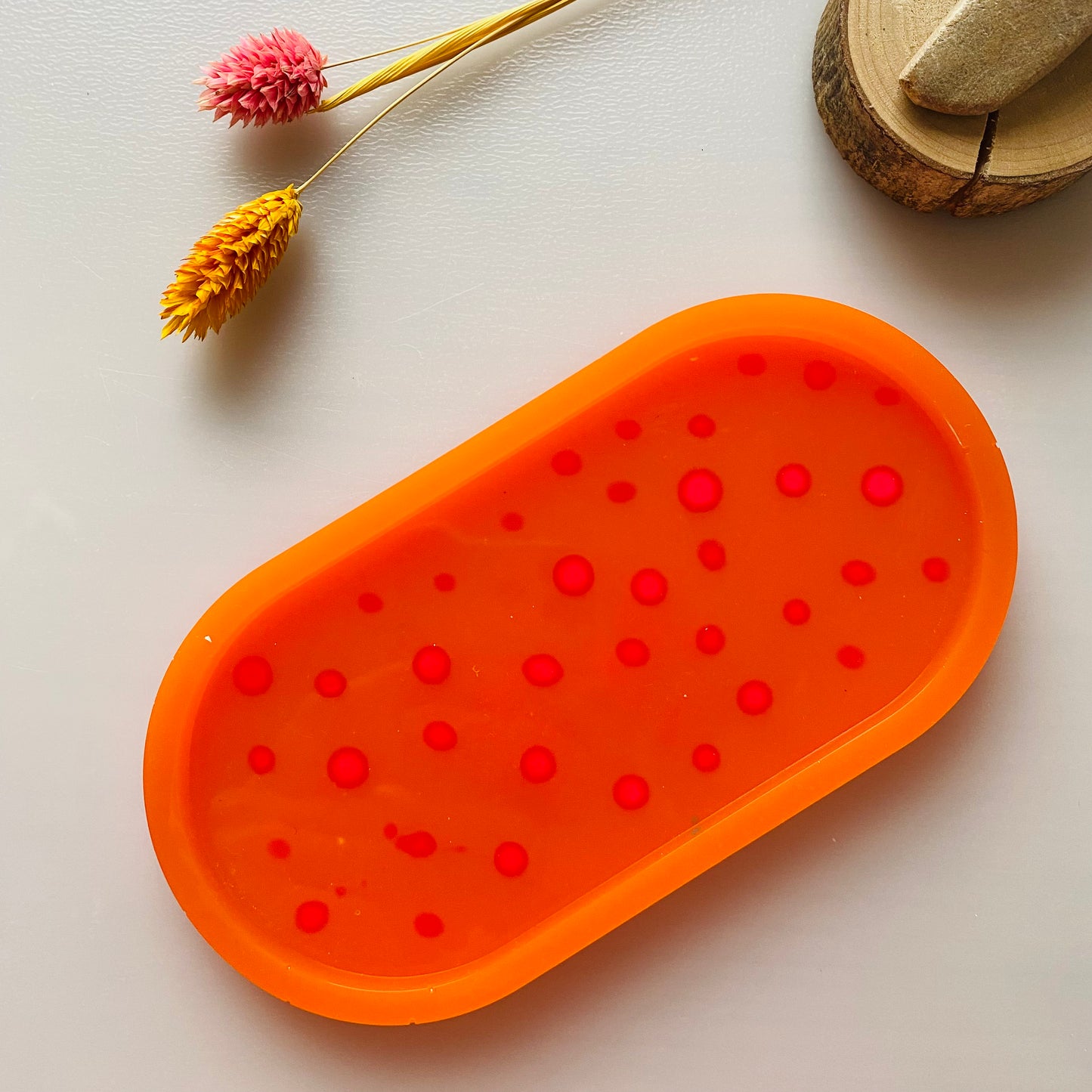 Ovaal - lekker oranje met roze dots