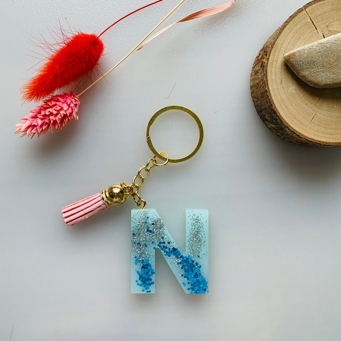 N - glimmend licht blauw